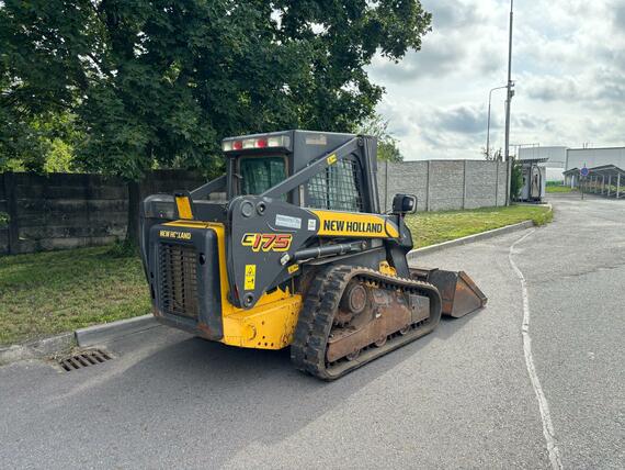 Smyken řízený pásový nakladač NH 175C