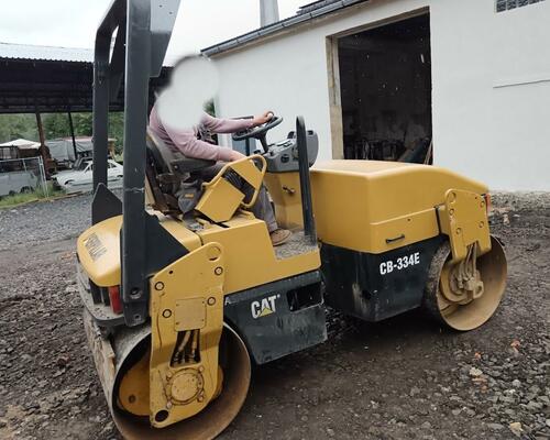 Caterpillar CB-334E vibrační válec