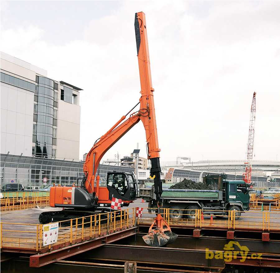 Pásové rypadlo Hitachi Zaxis 225USRLC-3 Chameleon dosáhne hluboko