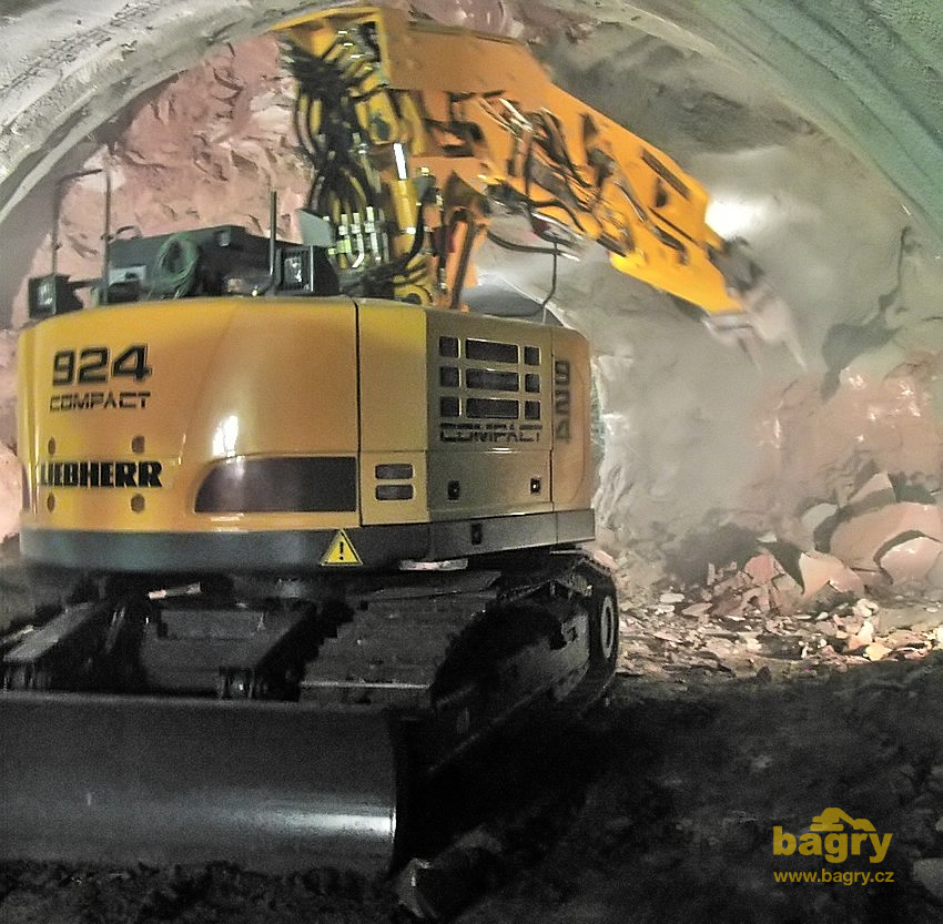 Rypadlo Liebherr R 924 Compact Tunnel přeneslo výhodu krátké zádě do tunelů