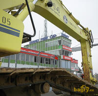 Pásové rypadlo Liebherr R 914 HDSL Litronic firmy F.Kirchhoff před hlavní budovou Grand Prix ČR Brno