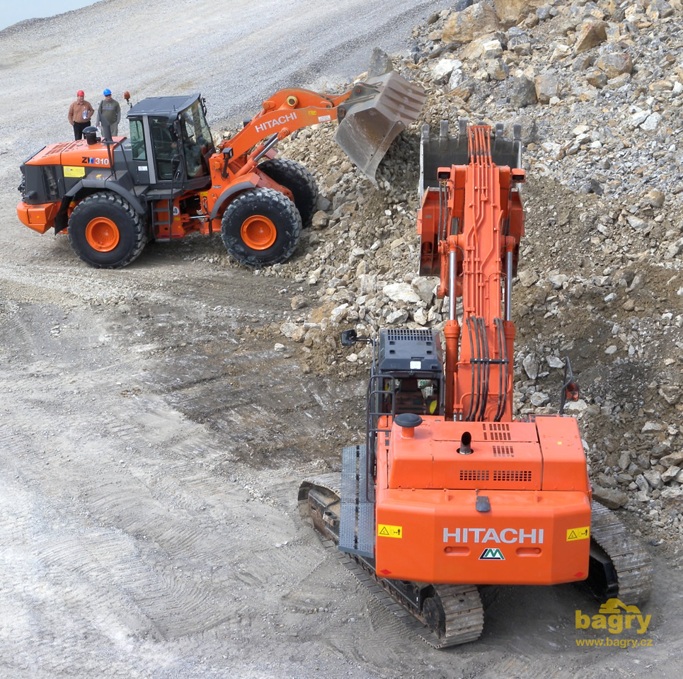 Pásové rypadlo Hitachi Zaxis 470 H, v pozadí kolový nakladač Hitachi ZW 310