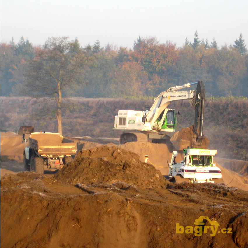 Dempr Volvo A35D, rypadlo Caterpillar 385C L a dozer Caterpillar D6R LGP Series II