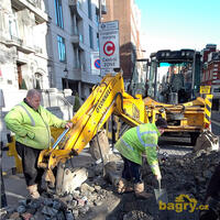 Rypadlonakladač JCB 3CX s kladivem firmy O'Conell Plant Group na Park Lane