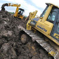 Rypadlonakladač JCB 3CX Contractor vyprošťuje dozer Komatsu D65EX firmy Alpine stavební CZ