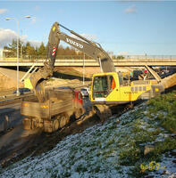 Pásové rypadlo Volvo EC210B NC firmy Llkom-transport