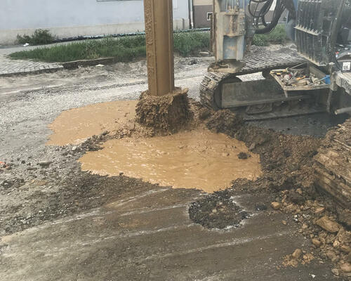 21. V hloubce šesti metrů souprava narazila na podzemní vodu.