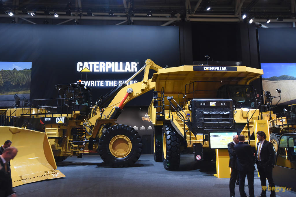 Pevný dempr Caterpillar 777G s nakladačem 992K