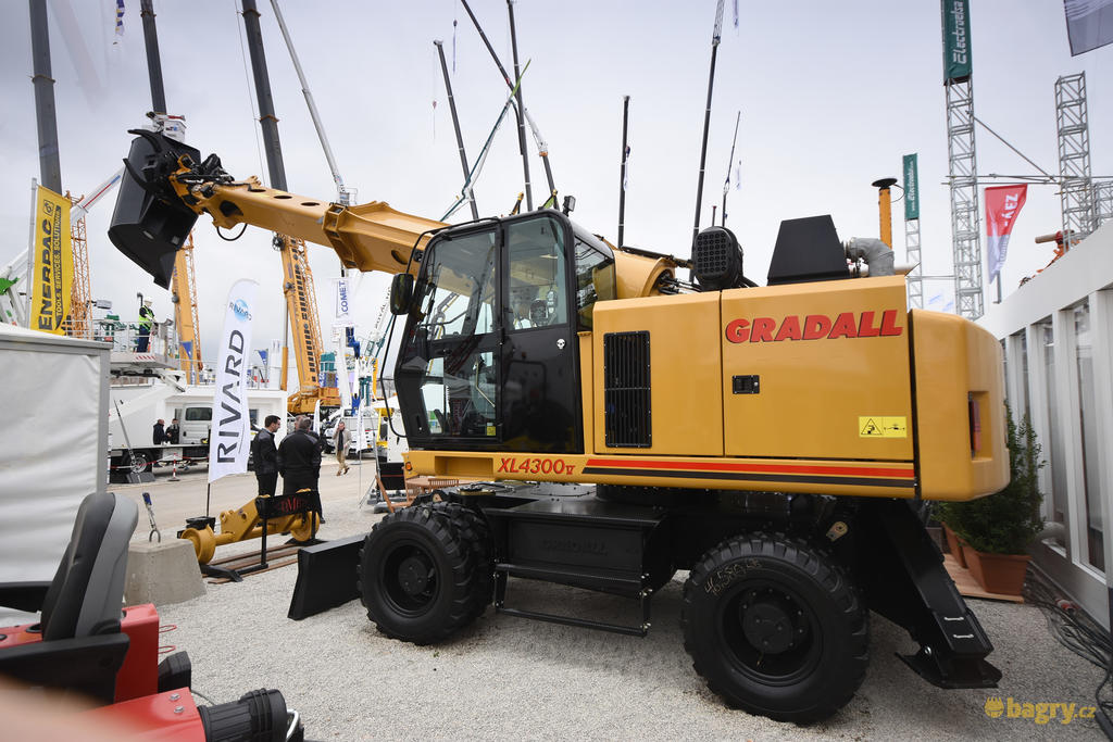 Teleskopické rypadlo na automobilovém podvozku Gradall XL4300V