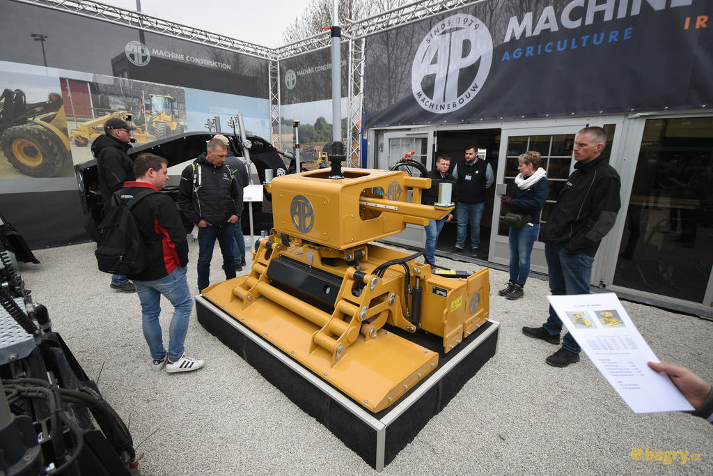 Zvláštní bonus – Automatická grejdrovací radlice AP 3D Leveller řízená totální stanicí Topcon GT