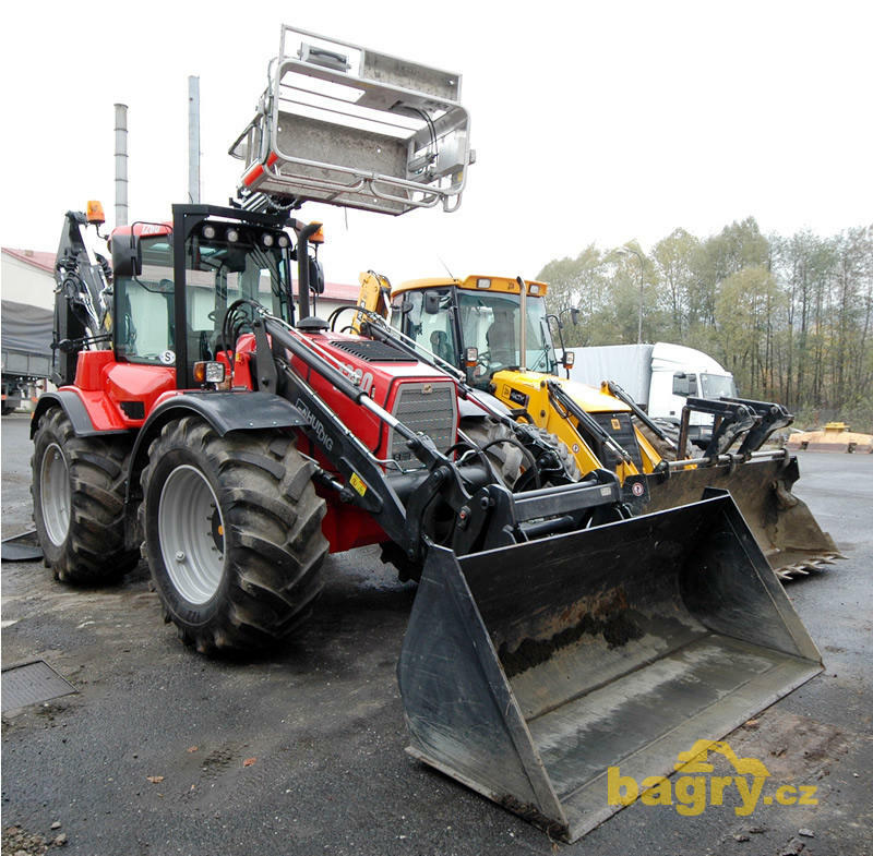 Huddig 1260 vedle JCB 4CX