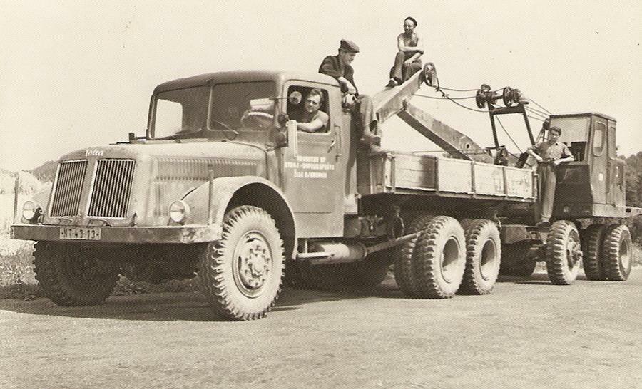 Parádny záber Tatra 111 a ruský bager E-302b